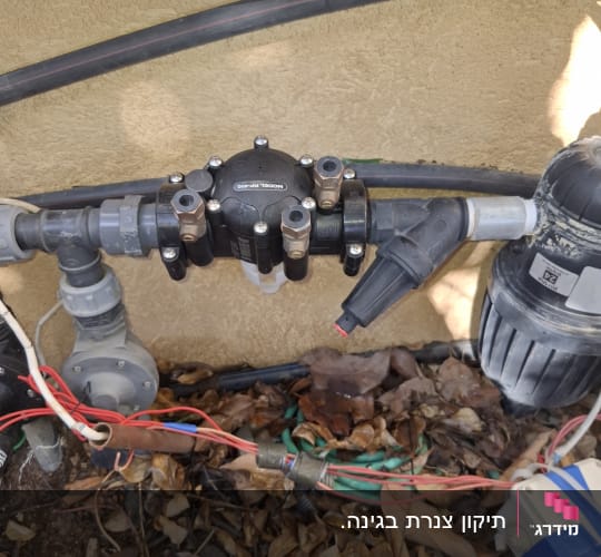 מערכת צנרת עם שסתומים וחיבורים